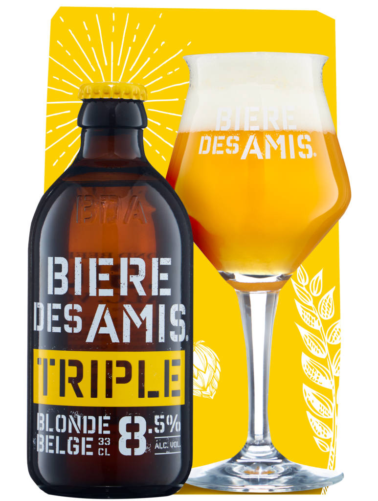 Packshot d'une bouteille de Bière des Amis Triple (8,5% Alc.) 33cl et son verre conique rempli